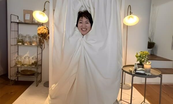 ハーブテントから顔を出している写真