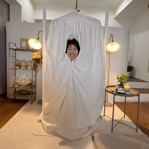 ハーブテントから顔を出している写真