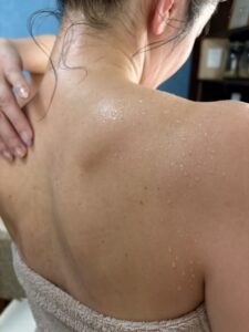 ハーブテントで汗をかいている女性